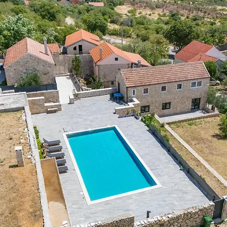 別荘 Stunning Home In Skradin スクラーディン