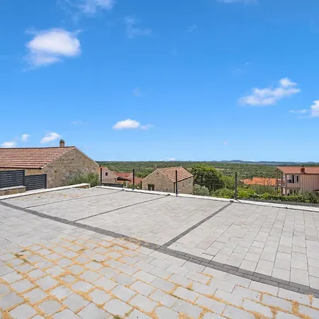 Beautiful In With Kitchen * סקארדין