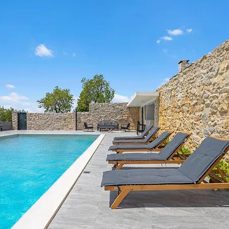 別荘 Stunning Home In Skradin スクラーディン